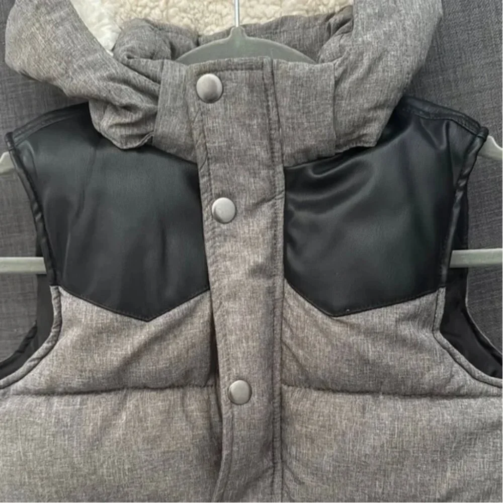 H&M Kids Hooded Vest with Black Accents size 4-6T LIKE NEW